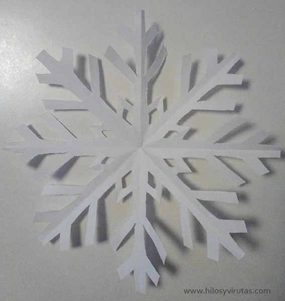 ¿Cómo hacer copos de nieve con hojas de papel?