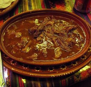 Lee más sobre el artículo Descubre el auténtico sabor de la Birria: una delicia culinaria Mexicana