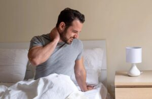 Lee más sobre el artículo Descanso saludable: Cómo aliviar el dolor cervical nocturno