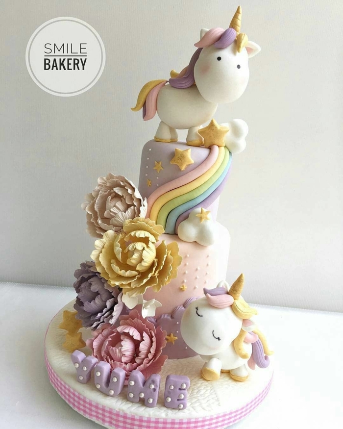 ¿Cómo puedo decorar un pastel de unicornio con flores?